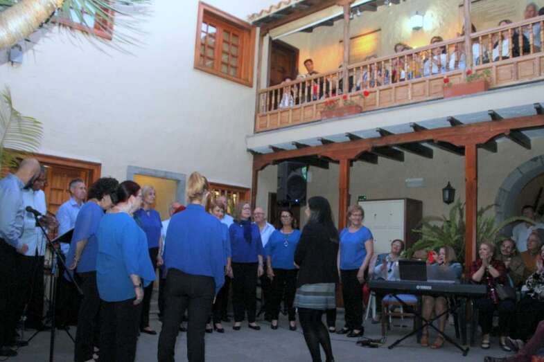 Momento de la actuación de la coral Mares de Ingenio (Foto Jesús Ruiz Mesa)